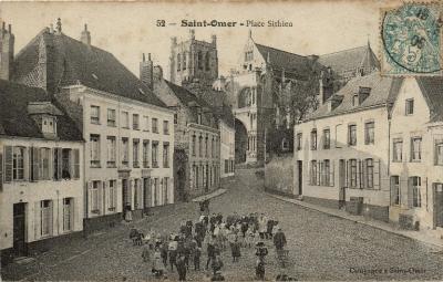 Vue de la Place Sithieu avec la Cathédrale Notre Dame en arrière-plan. Anciennement appelée Place Châtelaine car située à proximité du vieux château.